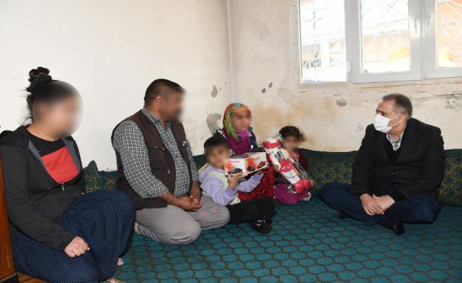 Vali Çuhadar, ihtiyaç sahibi aileleri evinde ziyaret etti