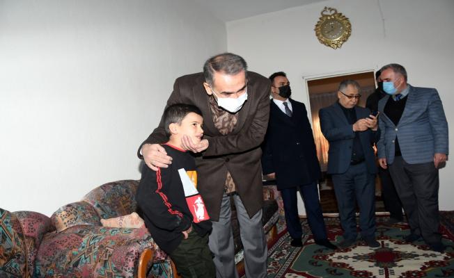 Vali Çuhadar Kerküklü Türkmen aileye sahip çıktı