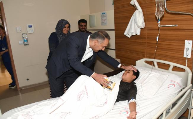 Vali Çuhadar'dan hasta ve hasta yakınlarına ziyaret