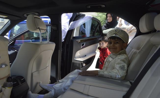 Vali Çuhadar'ın makam aracı şehidin oğluna sünnet arabası oldu - Videolu Haber 